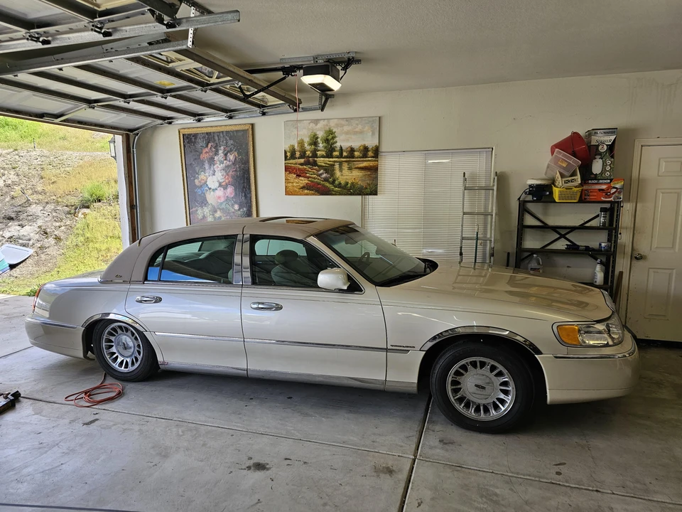 2001 Lincoln Town Car - Image 9 of 31