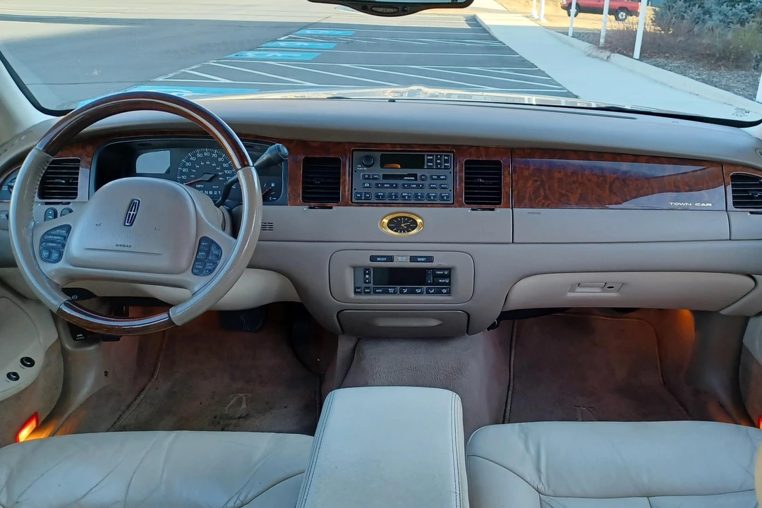 2001 Lincoln Town Car - Image 27 of 31