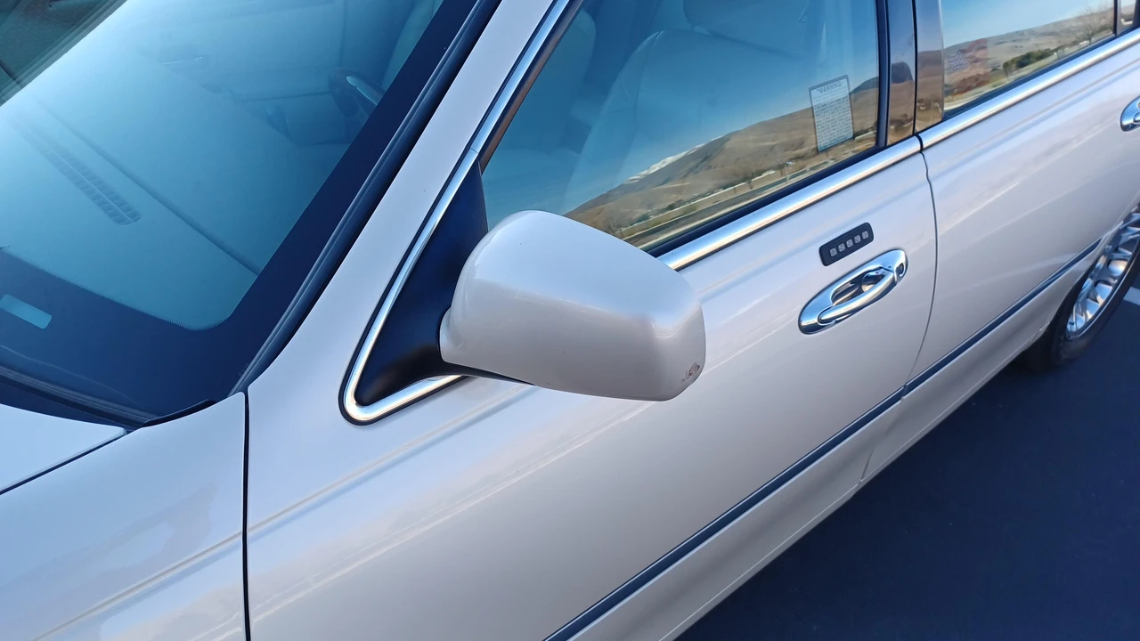 2001 Lincoln Town Car - Image 13 of 31