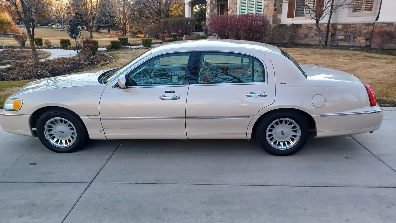 2001 Lincoln Town Car - Image 6 of 31