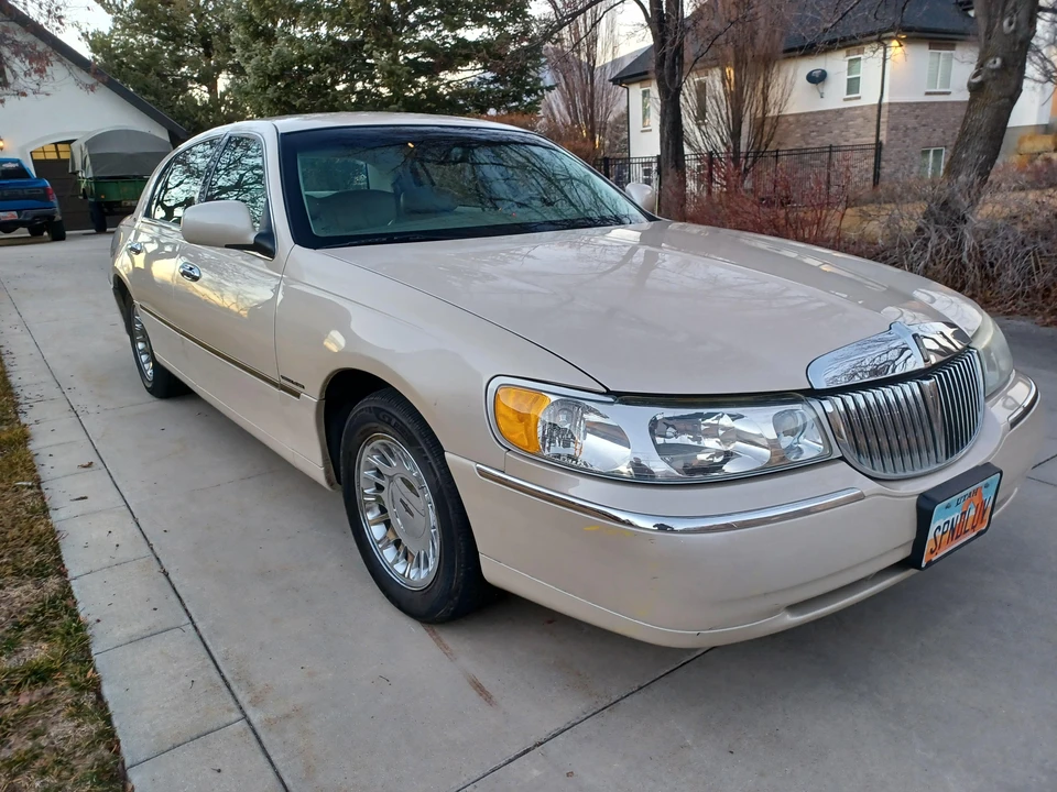 2001 Lincoln Town Car - Image 9 of 31