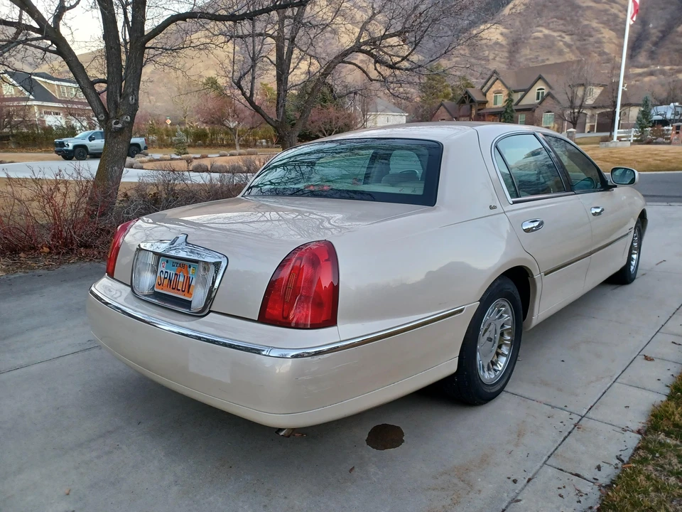 2001 Lincoln Town Car - Image 7 of 31