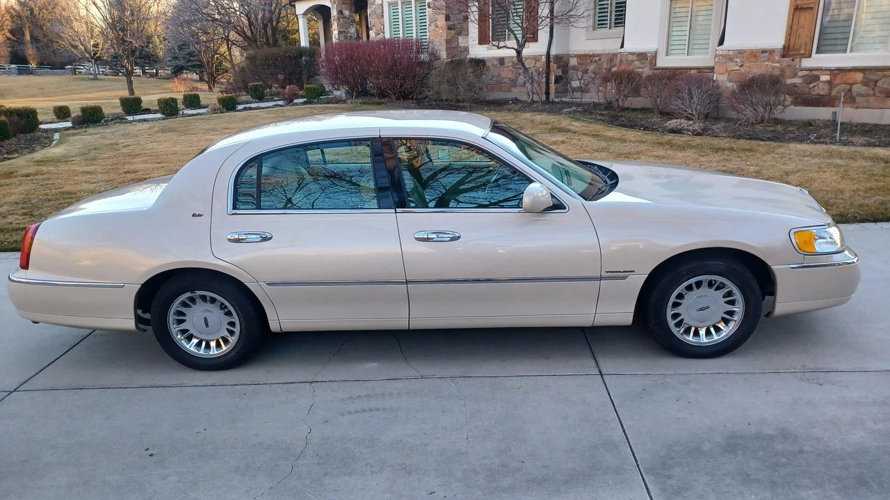 2001 Lincoln Town Car - Image 8 of 31