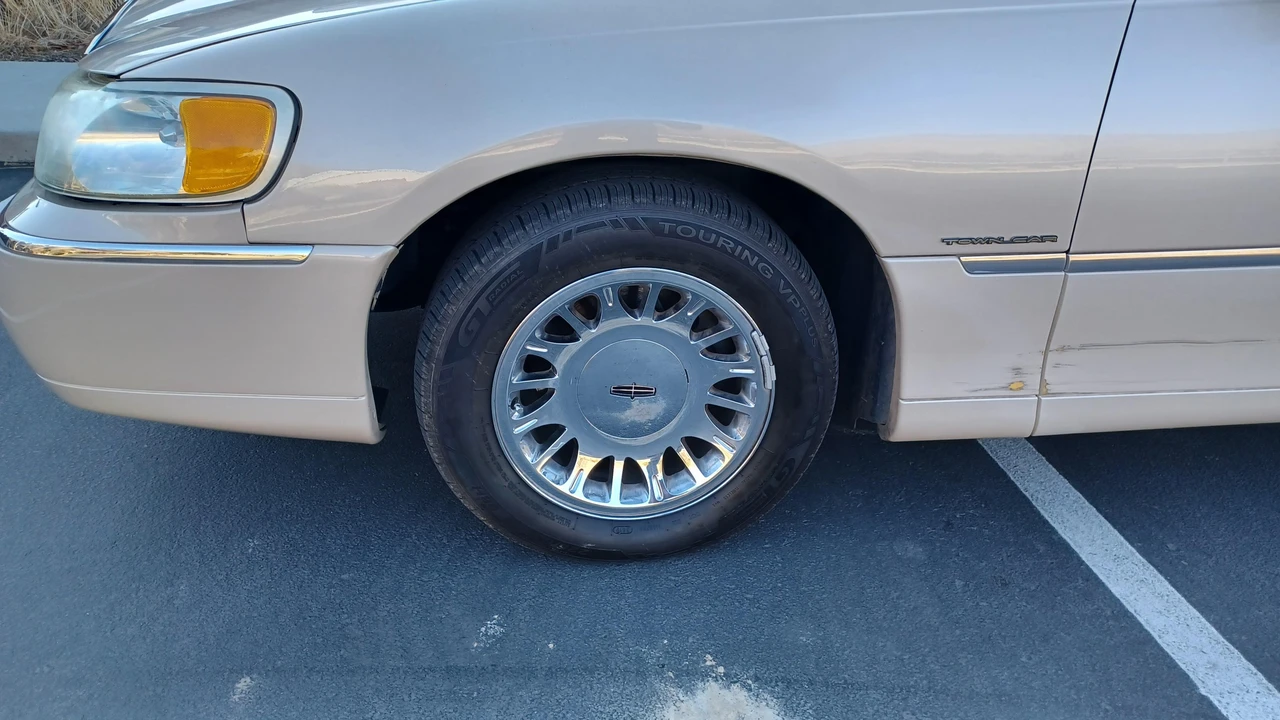 2001 Lincoln Town Car - Image 23 of 31