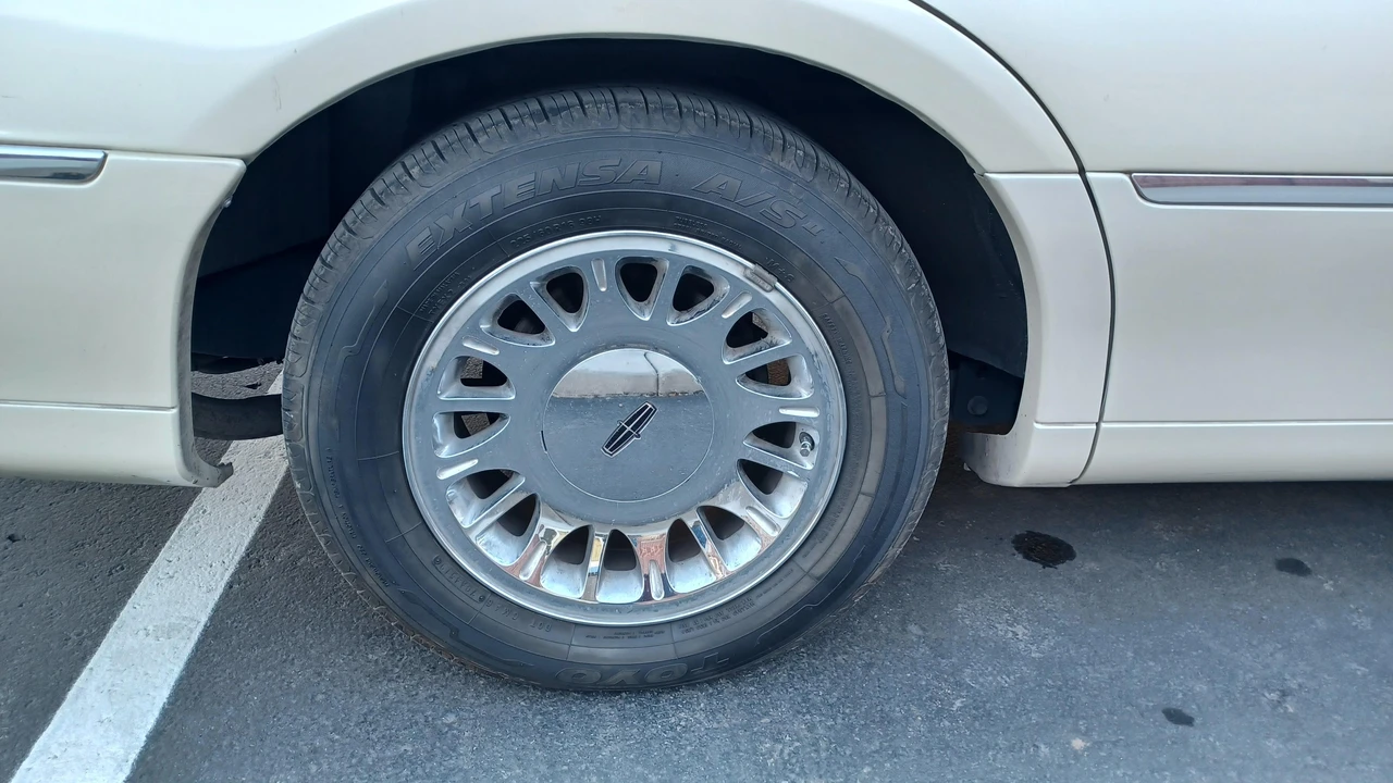 2001 Lincoln Town Car - Image 25 of 31