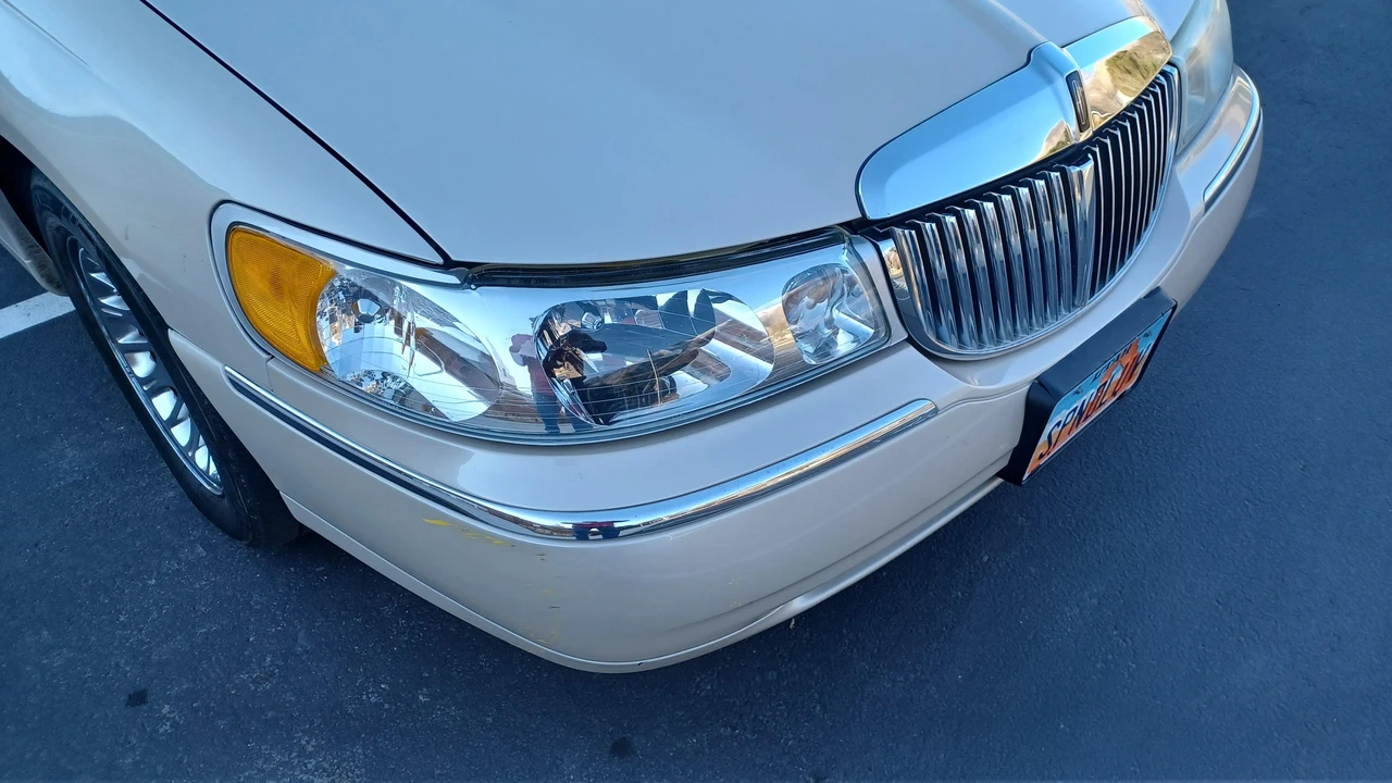 2001 Lincoln Town Car - Image 10 of 31
