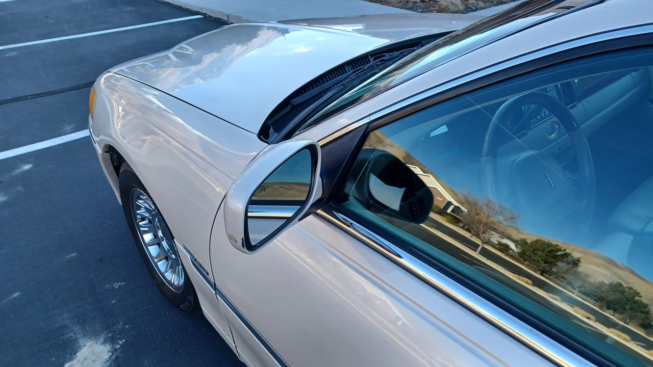 2001 Lincoln Town Car - Image 14 of 31