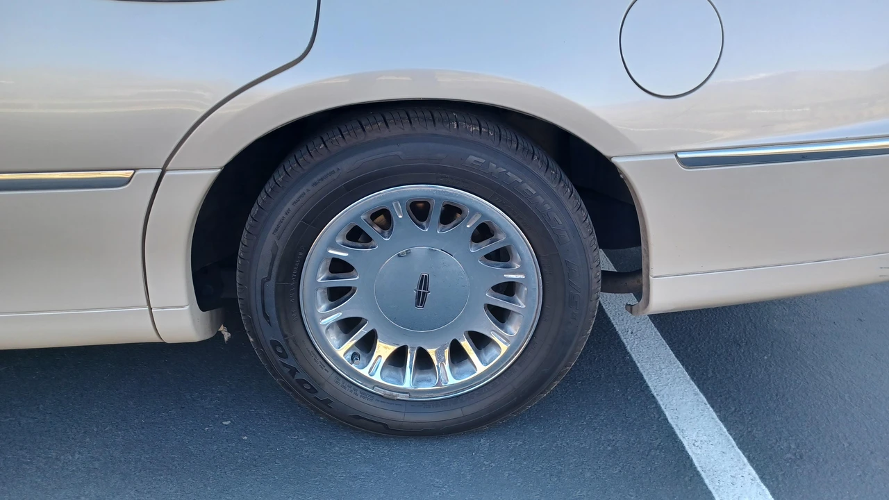 2001 Lincoln Town Car - Image 24 of 31