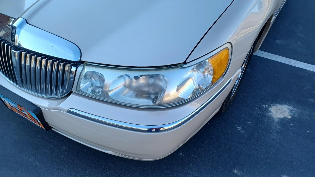 2001 Lincoln Town Car - Image 12 of 31