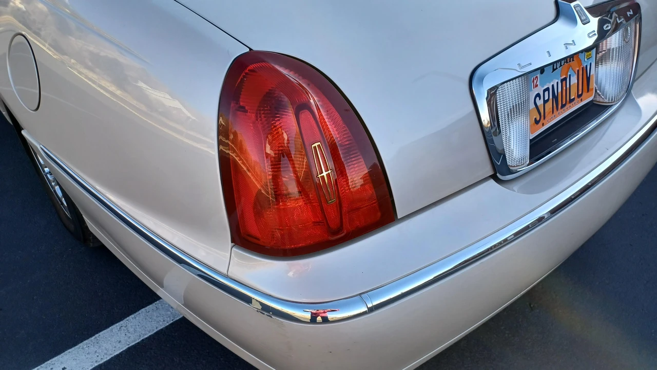 2001 Lincoln Town Car - Image 17 of 31