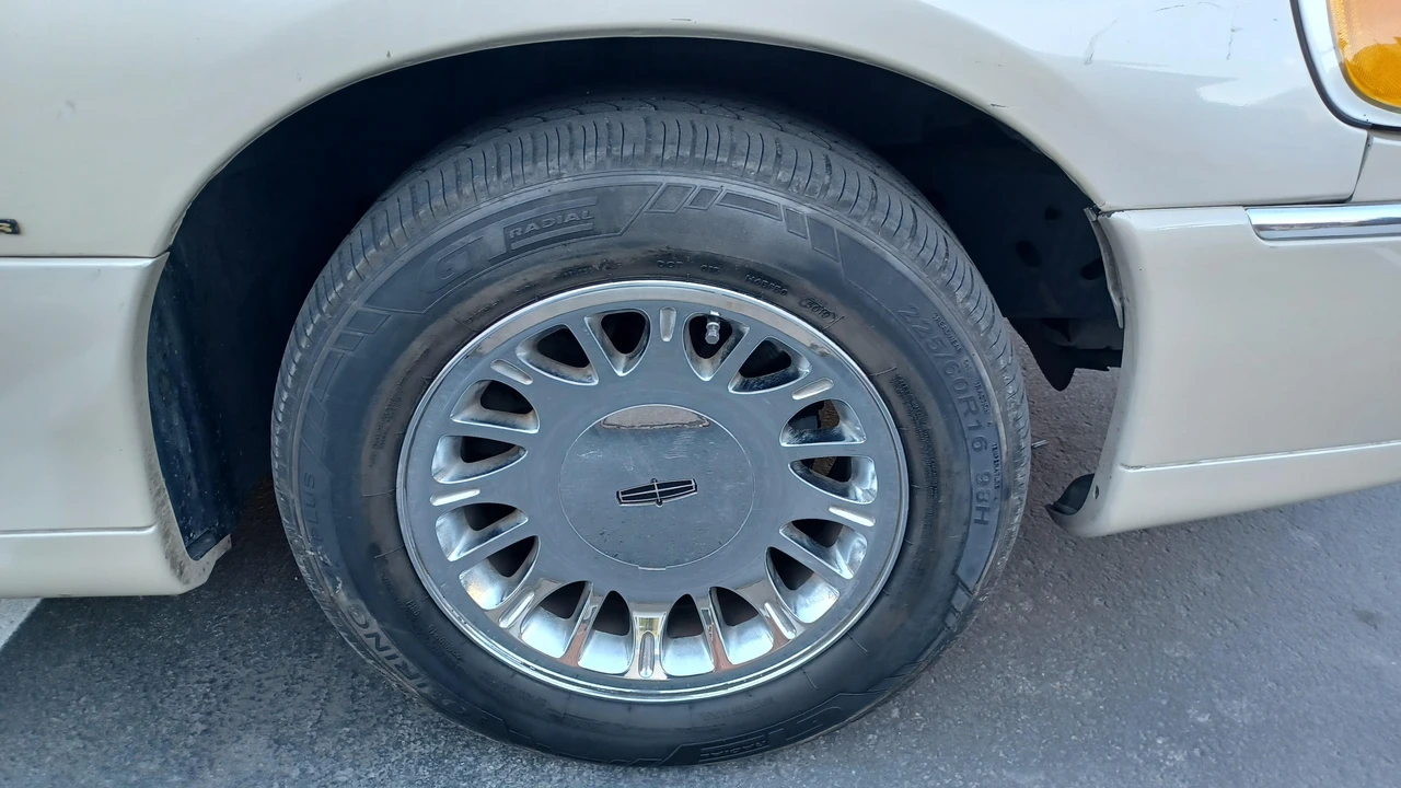 2001 Lincoln Town Car - Image 26 of 31