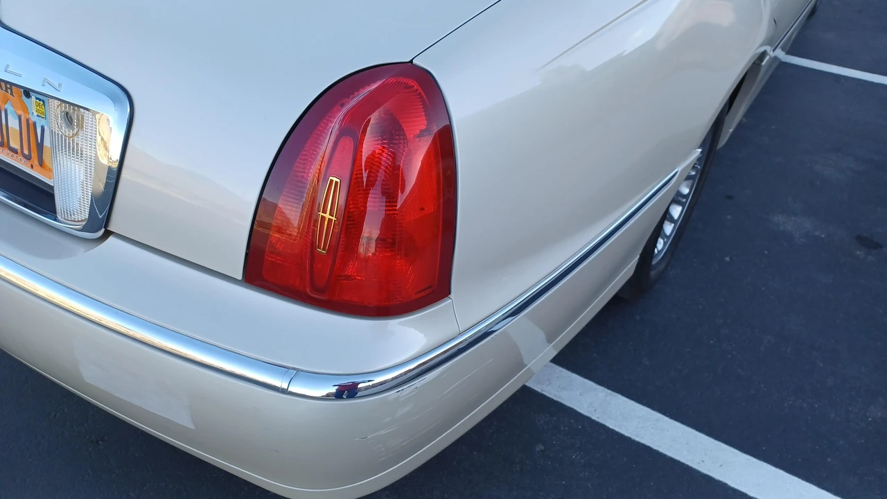2001 Lincoln Town Car - Image 18 of 31