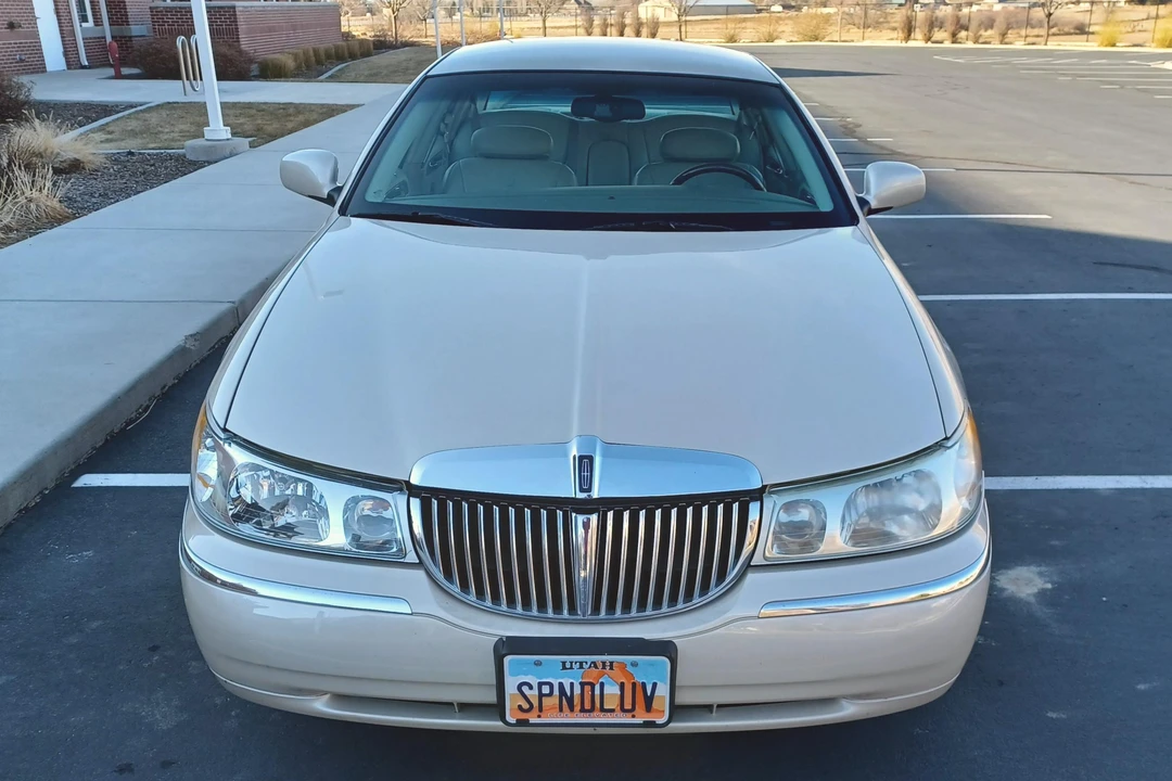 2001 Lincoln Town Car - Image 2 of 31