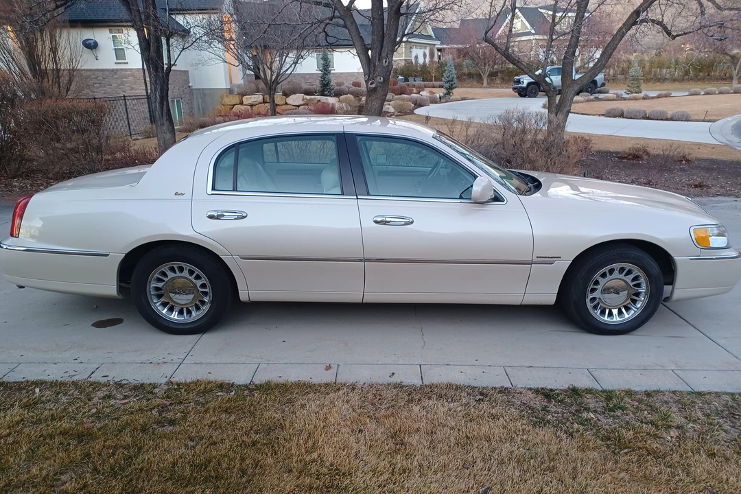 2001 Lincoln Town Car - Image 3 of 31