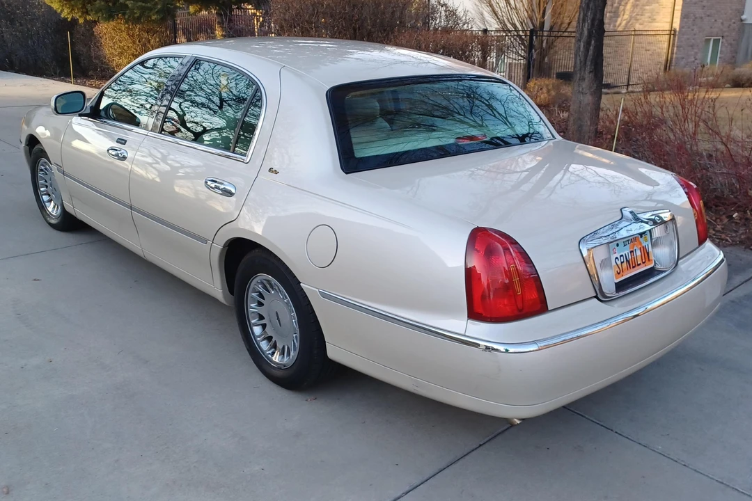 2001 Lincoln Town Car - Image 4 of 31