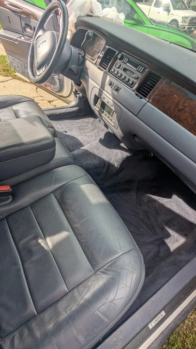 2001 Lincoln Town Car - Image 14 of 20