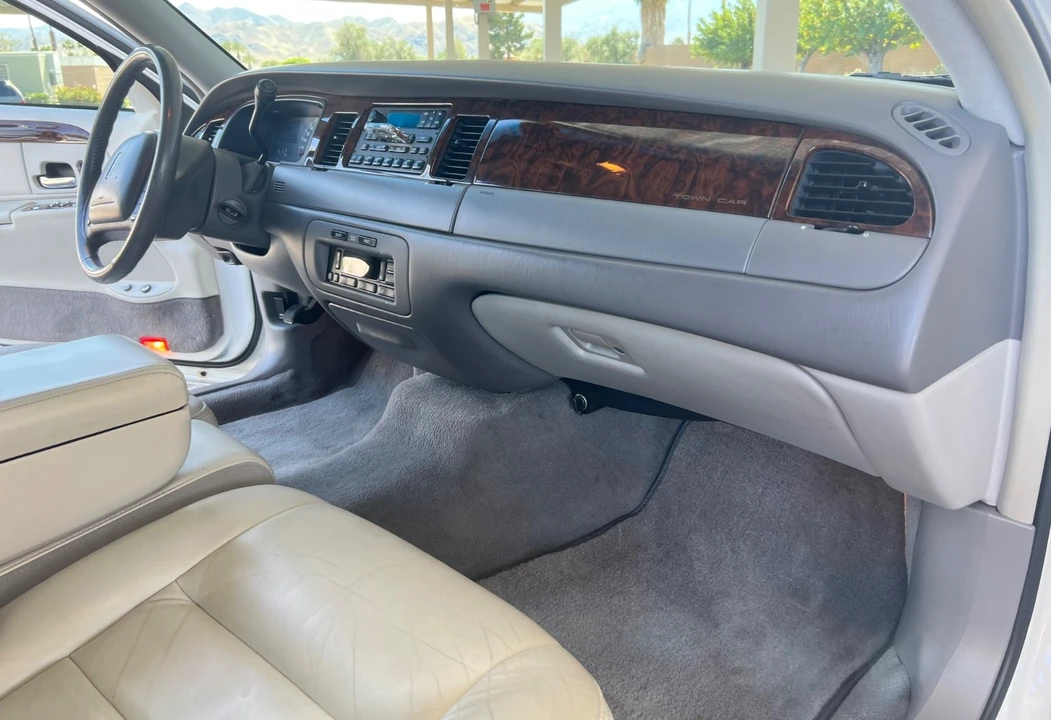 2001 Lincoln Town Car - Image 11 of 21