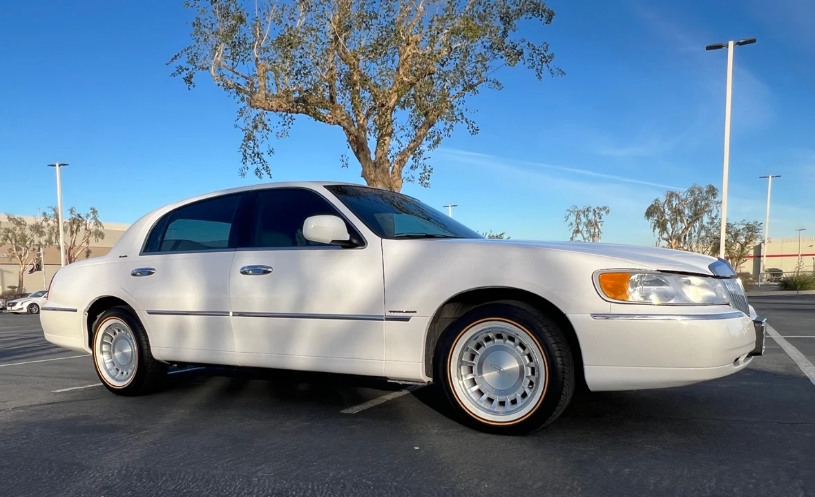 2001 Lincoln Town Car - Image 4 of 21