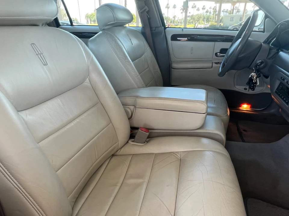 2001 Lincoln Town Car - Image 14 of 21