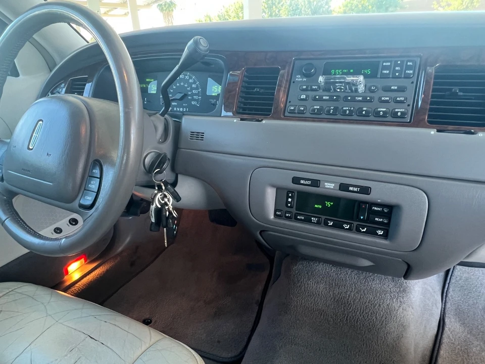 2001 Lincoln Town Car - Image 13 of 21