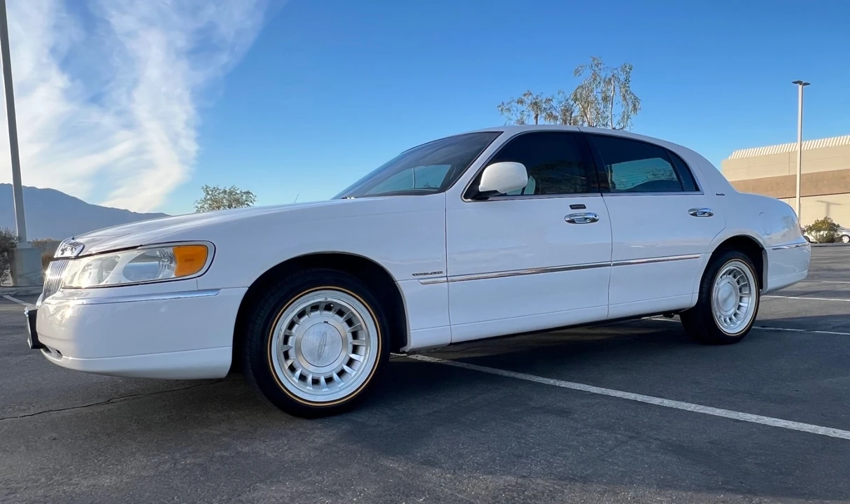 2001 Lincoln Town Car - Image 2 of 21