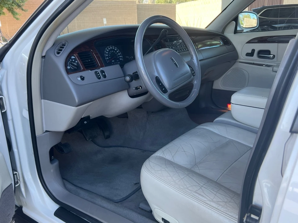 2001 Lincoln Town Car - Image 9 of 21