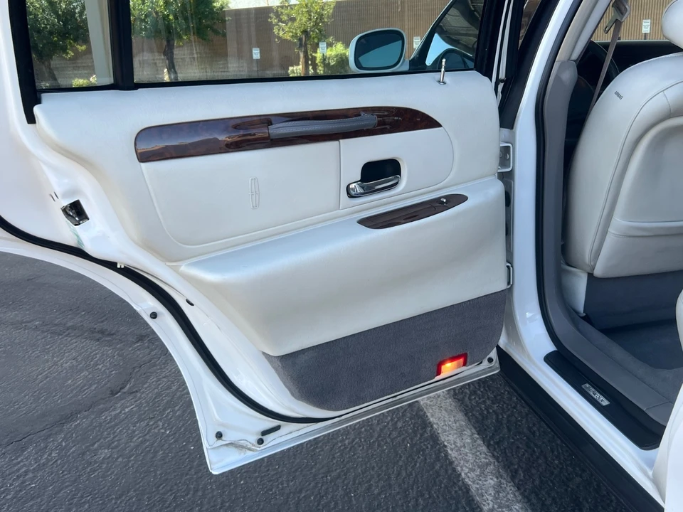 2001 Lincoln Town Car - Image 18 of 21