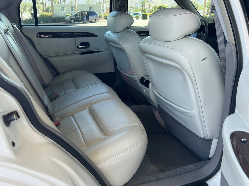2001 Lincoln Town Car - Image 16 of 21