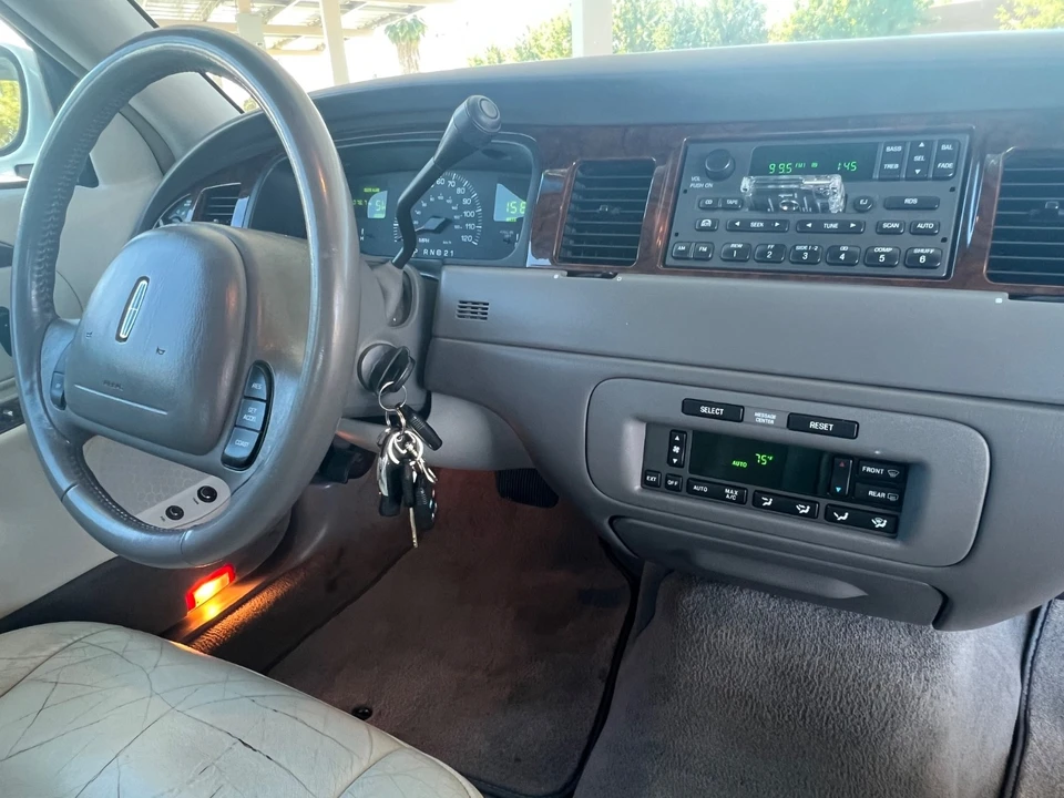2001 Lincoln Town Car - Image 12 of 21