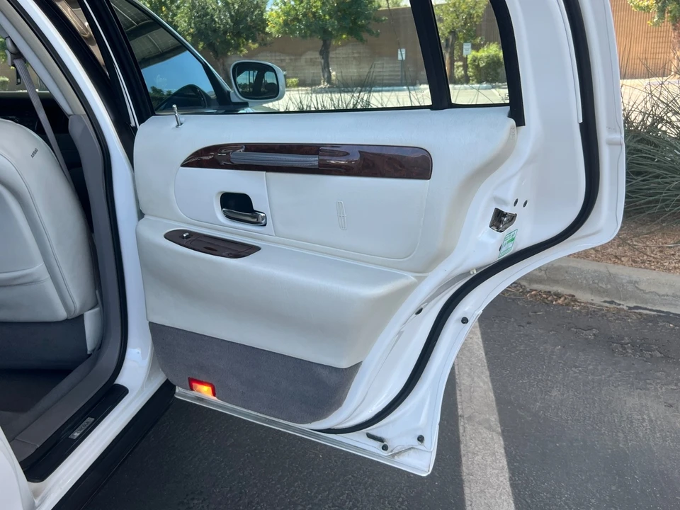 2001 Lincoln Town Car - Image 15 of 21