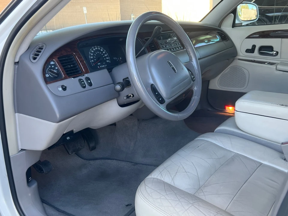 2001 Lincoln Town Car - Image 8 of 21