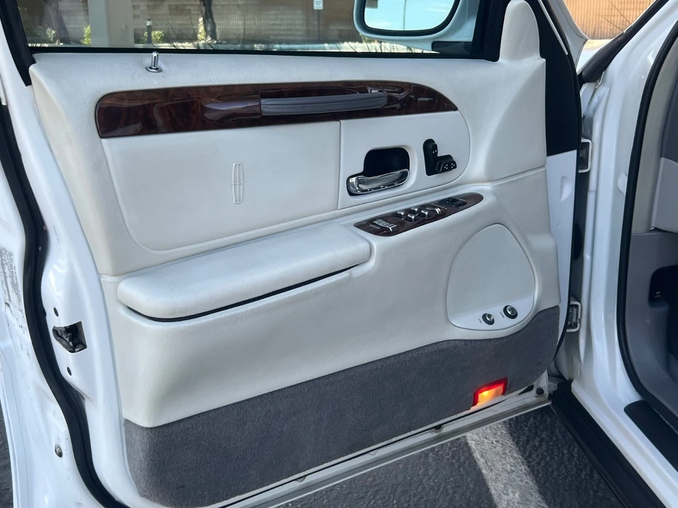 2001 Lincoln Town Car - Image 10 of 21
