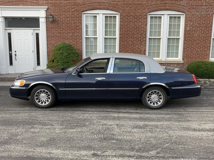 2001 Lincoln Town Car - Image 2 of 8
