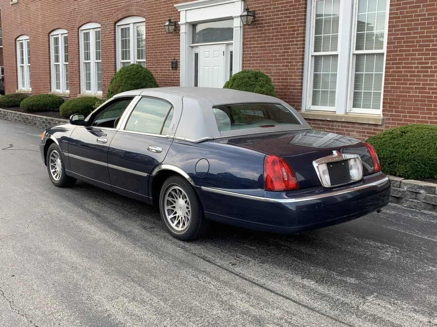 2001 Lincoln Town Car - Image 3 of 8