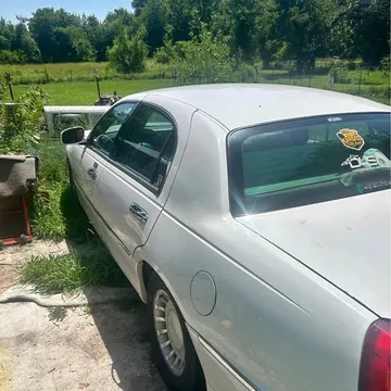 2001 Lincoln Town Car Executive Sedan 4D