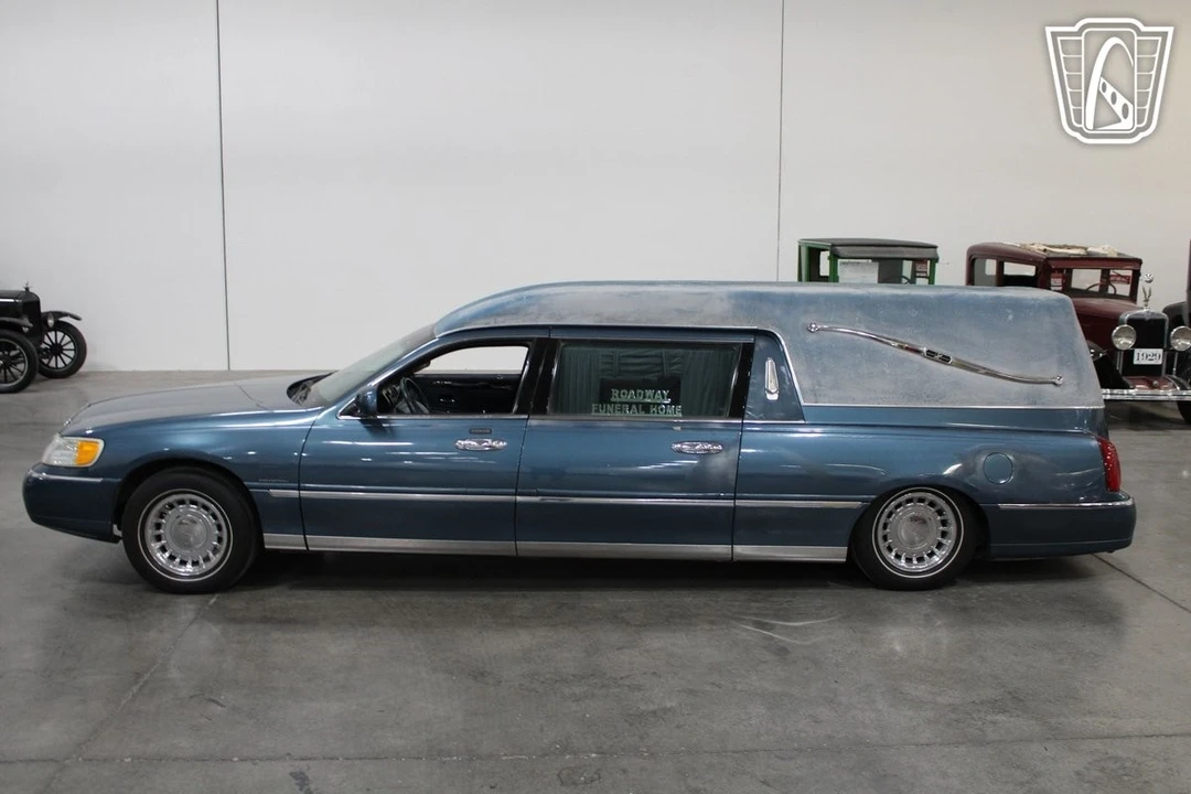 2001 Lincoln Town Car - Image 9 of 21