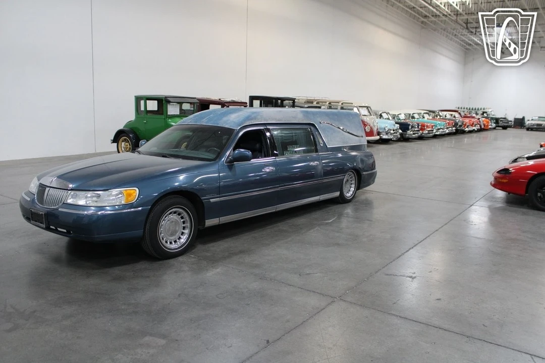 2001 Lincoln Town Car - Image 3 of 21