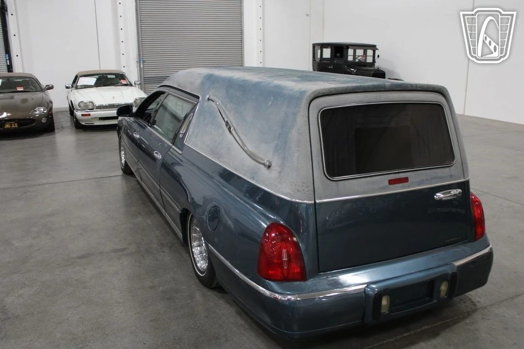 2001 Lincoln Town Car - Image 10 of 21