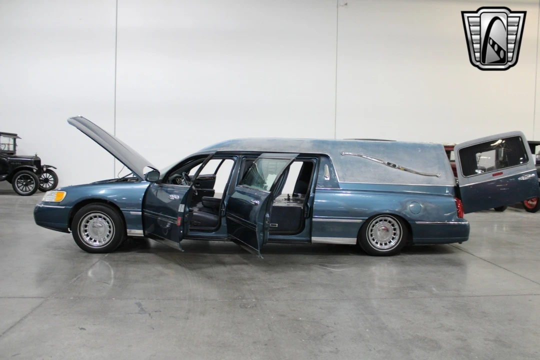 2001 Lincoln Town Car - Image 9 of 21