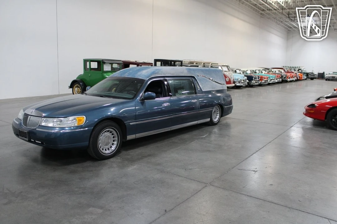 2001 Lincoln Town Car - Image 3 of 12