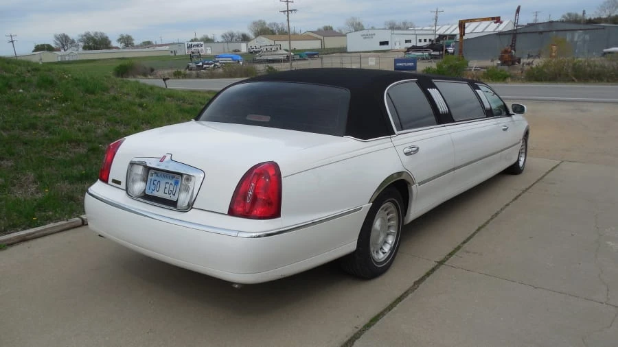 2001 Lincoln Town Car - Image 2 of 9
