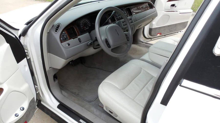 2001 Lincoln Town Car - Image 3 of 9