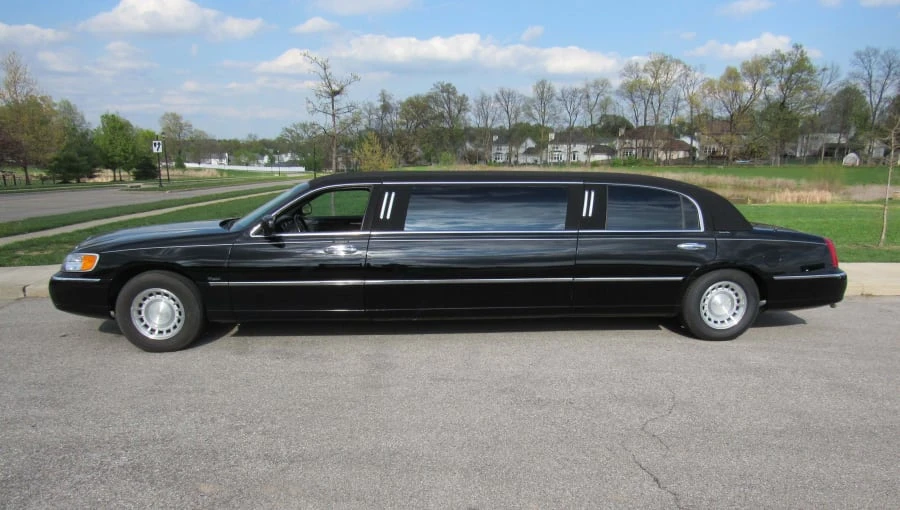 2001 Lincoln Town Car - Image 2 of 8