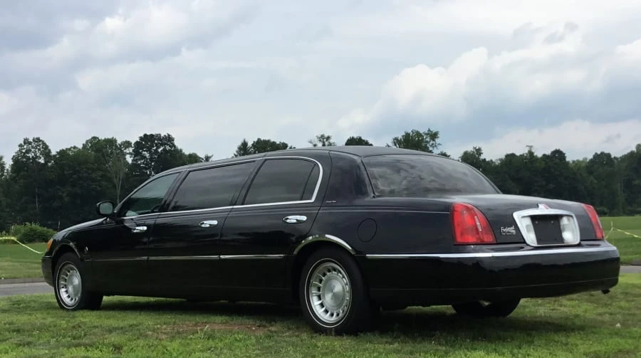 2001 Lincoln Town Car - Image 2 of 10
