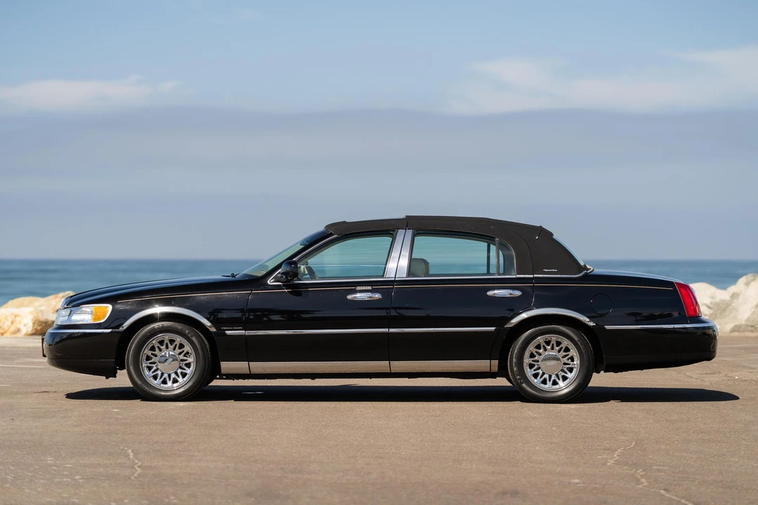 2001 Lincoln Town Car - Image 3 of 31