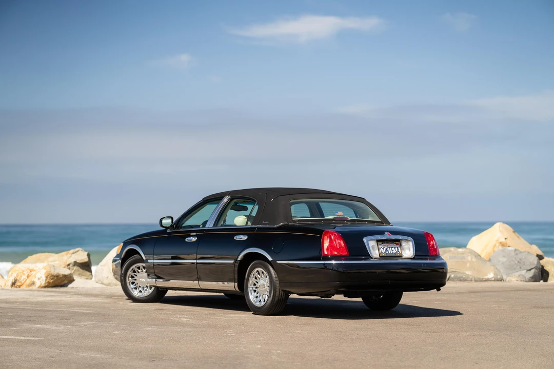 2001 Lincoln Town Car - Image 8 of 31