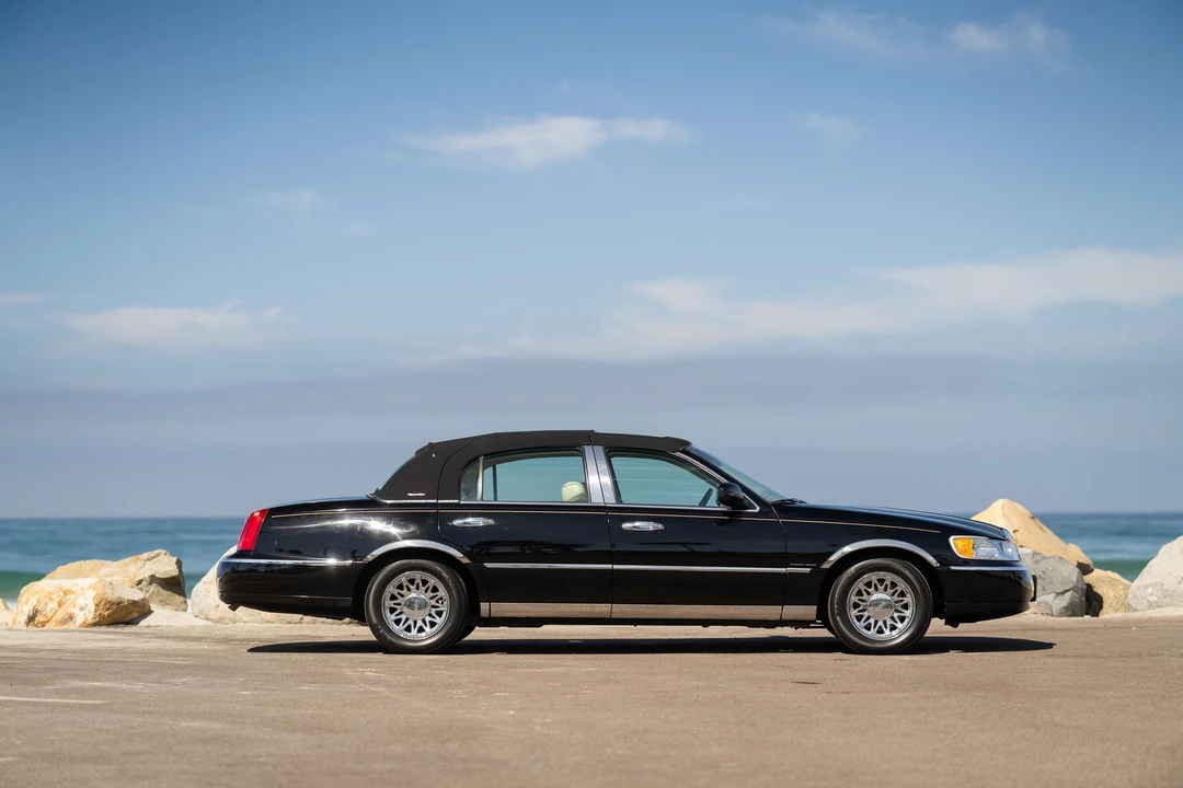2001 Lincoln Town Car - Image 9 of 31