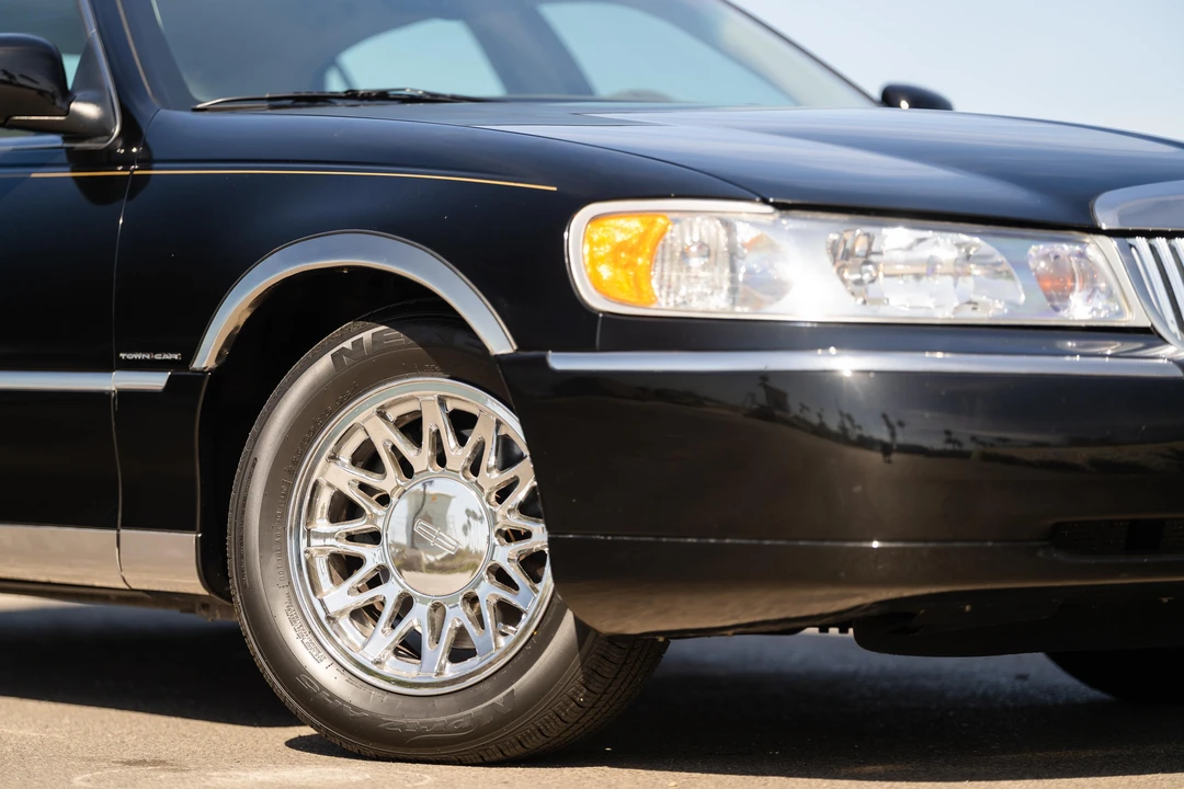 2001 Lincoln Town Car - Image 14 of 31