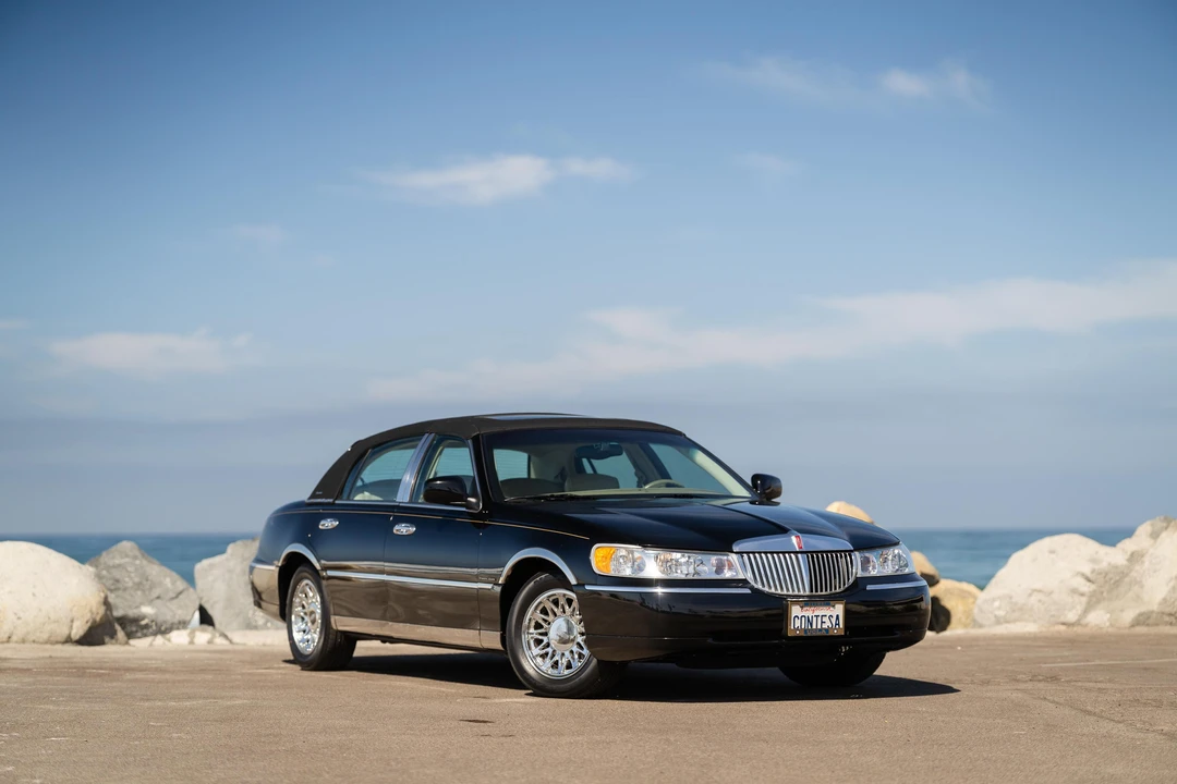 2001 Lincoln Town Car - Image 10 of 31