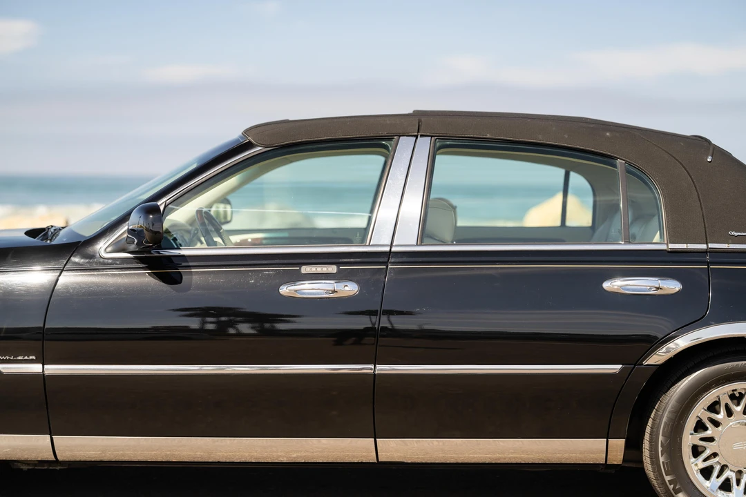 2001 Lincoln Town Car - Image 22 of 31